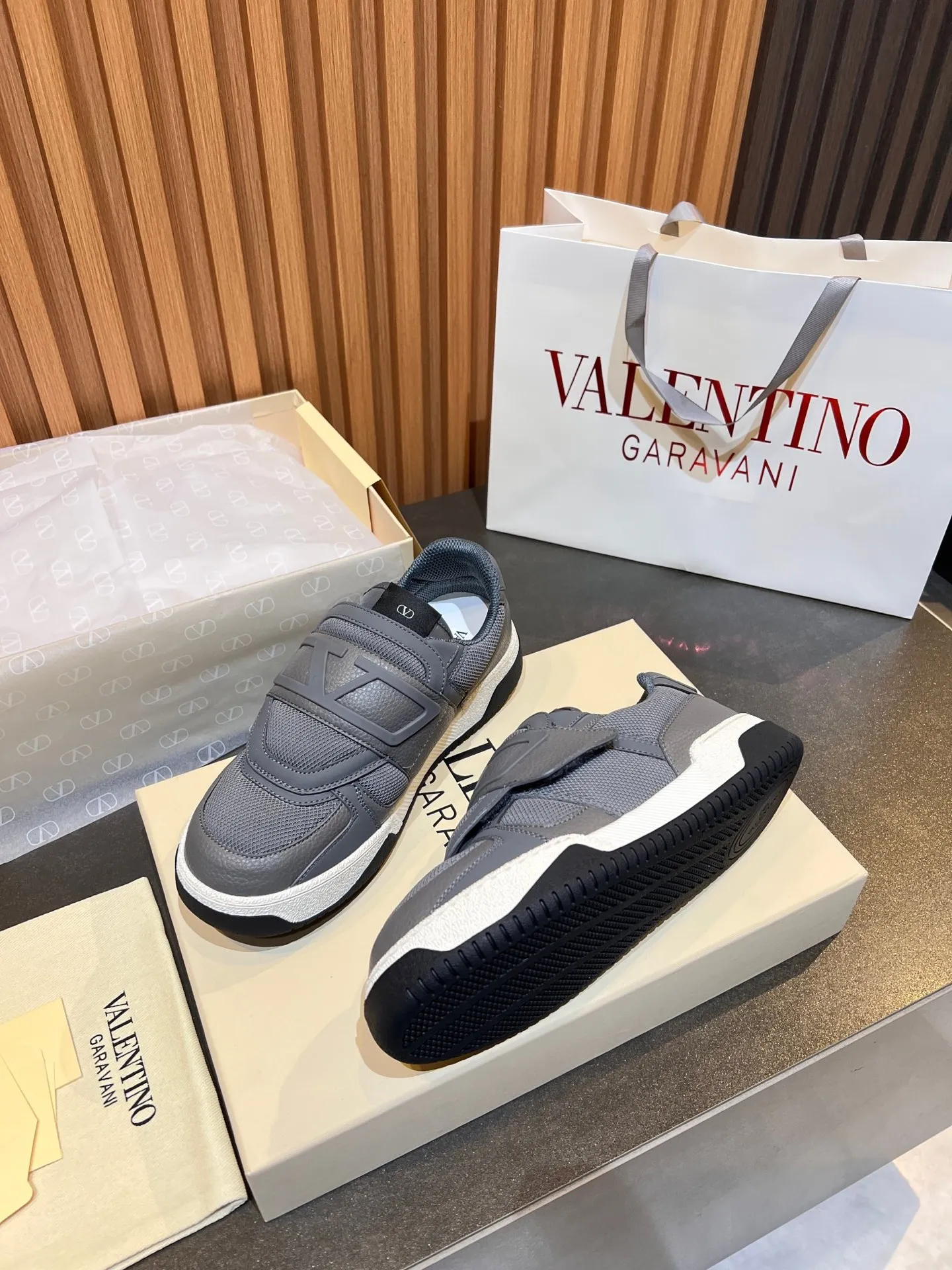 Men's men's shoes 💰760 VLTN Valentin 𝑶𝒏𝒆𝑺𝒕𝒖𝒅 Couple's sneaker series Valentino 2025 new couple's sneakers are on sale. The original ZP purchased and disassembled. Repeated pattern making and modification. The strength must be restored one to one! Top luxury masterpiece Velcro design Soft and comfortable imported calfskin 🧧brings excellent and elegant texture and excellent on-foot comfort Top purchasing version upper: imported calfskin surface/original oil edge craftsmanship Inner: water-dyed cowhide lining Outsole: original development 𝐓𝐏𝐔 two-color combination outsole Packaging: original configuration complete package Code number: 35-46 (45 46 customized)